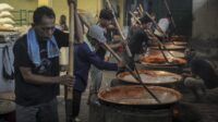 FOTO: Kesibukan di Toko Kue Keranjang Ny Lauw Kota Tangerang